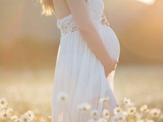 Ghidul miresei graviduțe: Cum să pozezi cu eleganță și grație în ziua nunții